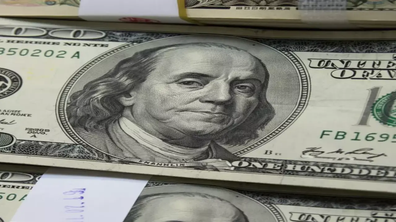 الدولار يحطم حاجز 52 جنيهاً أمام الجنيه المصري للمرة الأولى في التاريخ